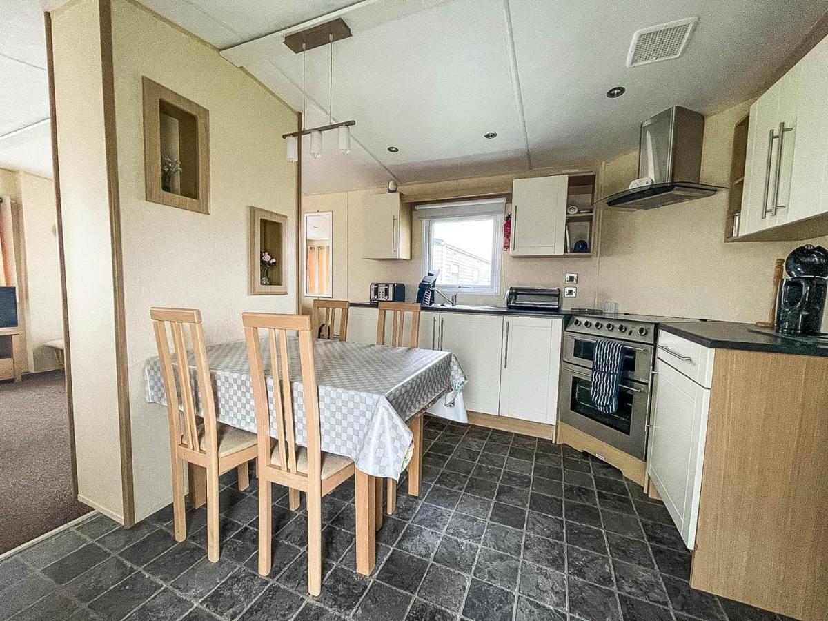 Lovely Caravan With Decking At Heacham Beach In Norfolk, Sleeps 6 Ref 21020C Экстерьер фото