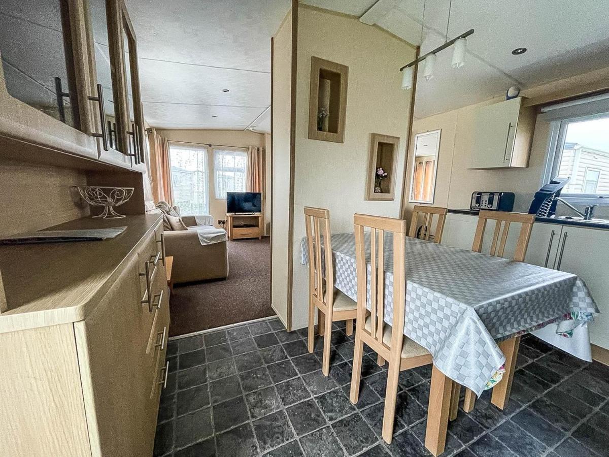 Lovely Caravan With Decking At Heacham Beach In Norfolk, Sleeps 6 Ref 21020C Экстерьер фото