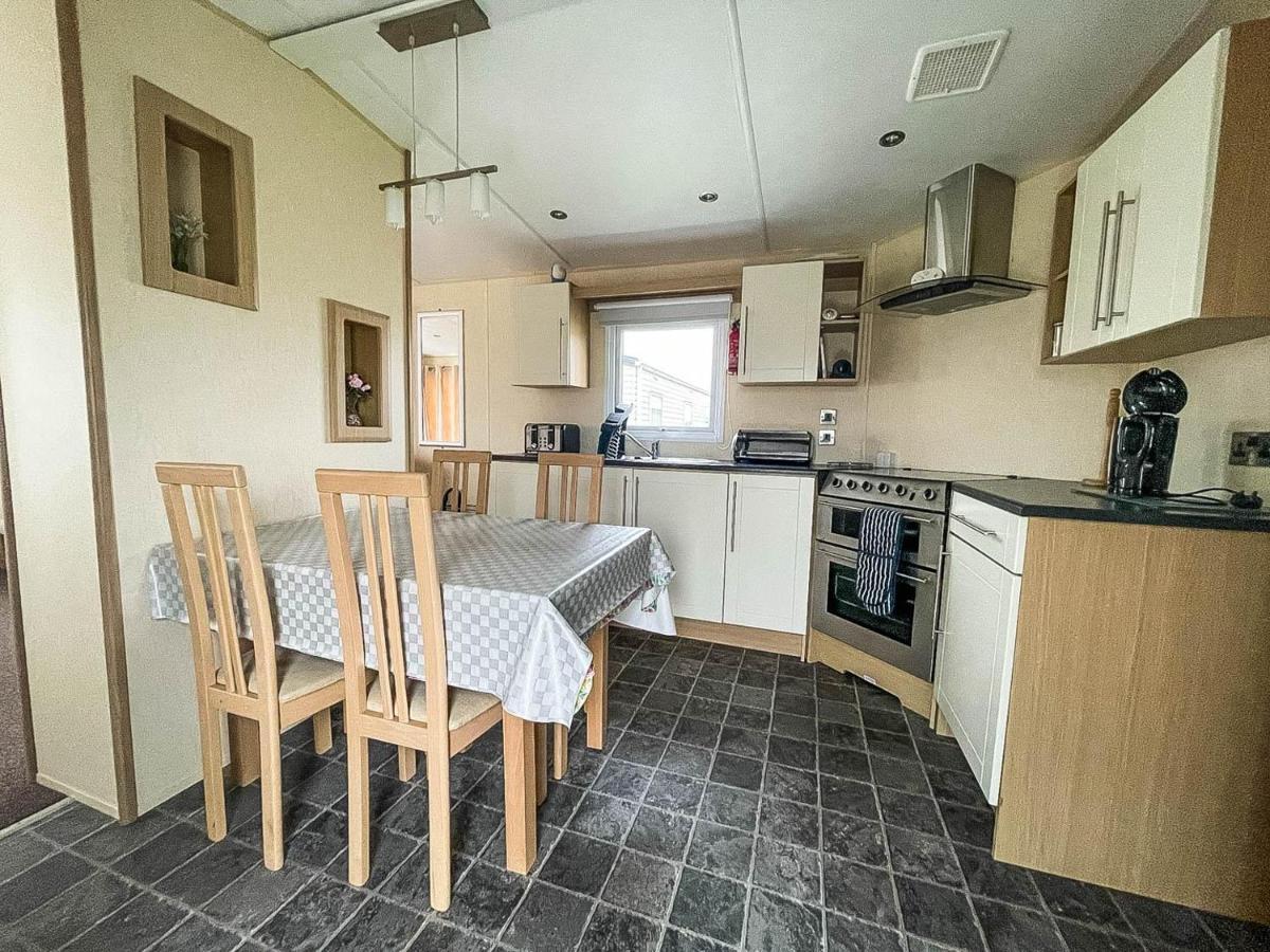 Lovely Caravan With Decking At Heacham Beach In Norfolk, Sleeps 6 Ref 21020C Экстерьер фото