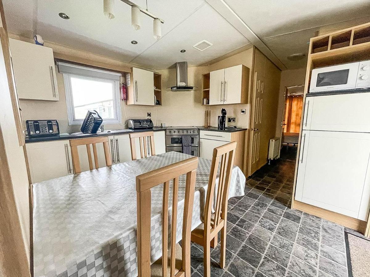 Lovely Caravan With Decking At Heacham Beach In Norfolk, Sleeps 6 Ref 21020C Экстерьер фото