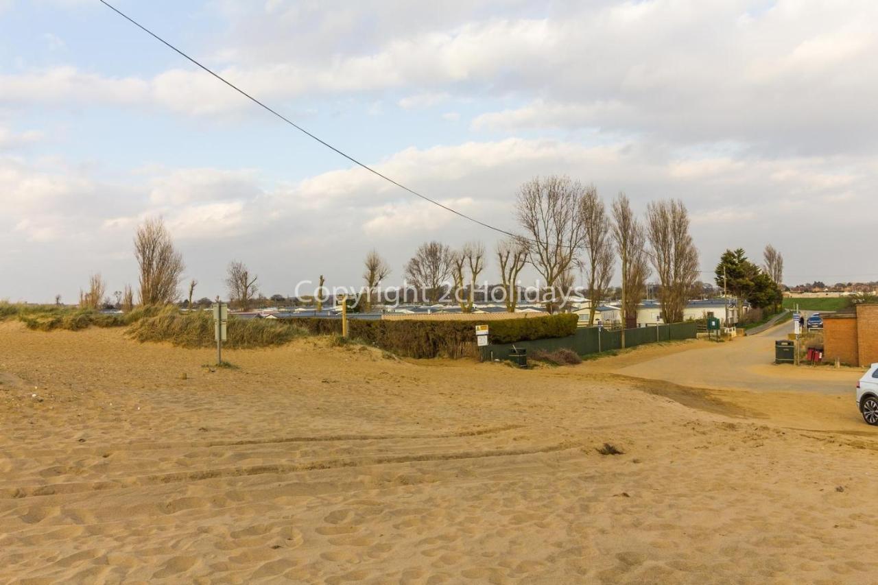 Lovely Caravan With Decking At Heacham Beach In Norfolk, Sleeps 6 Ref 21020C Экстерьер фото