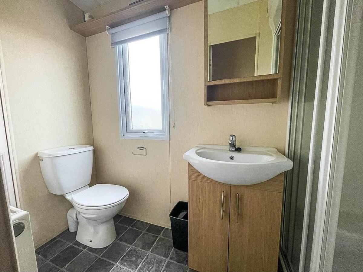 Lovely Caravan With Decking At Heacham Beach In Norfolk, Sleeps 6 Ref 21020C Экстерьер фото
